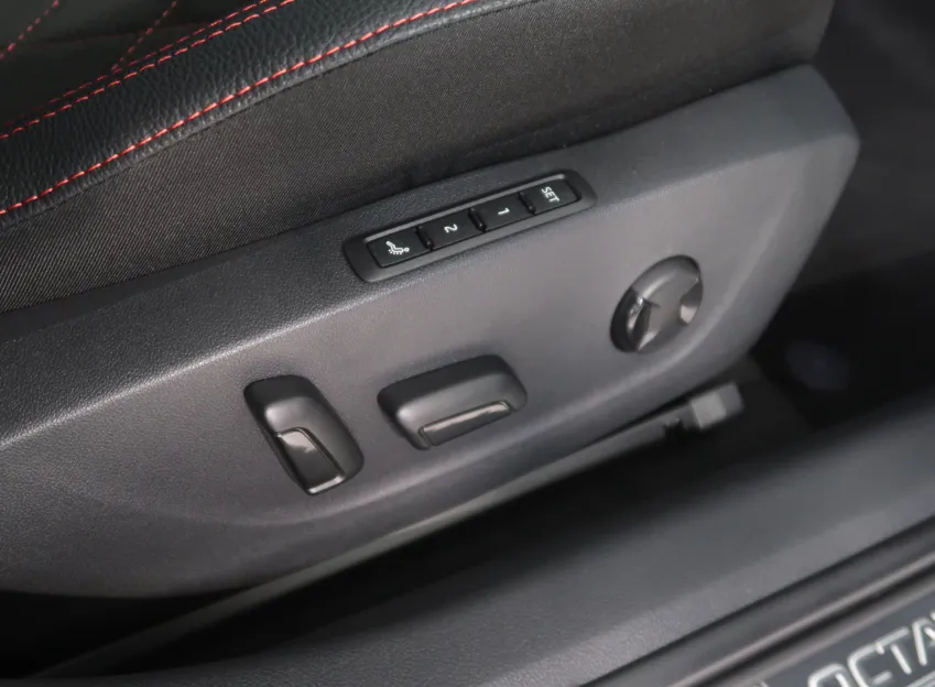 Škoda Octavia RS 2.0TSI 195KW DSG TAŽNÉ PANO CANTON