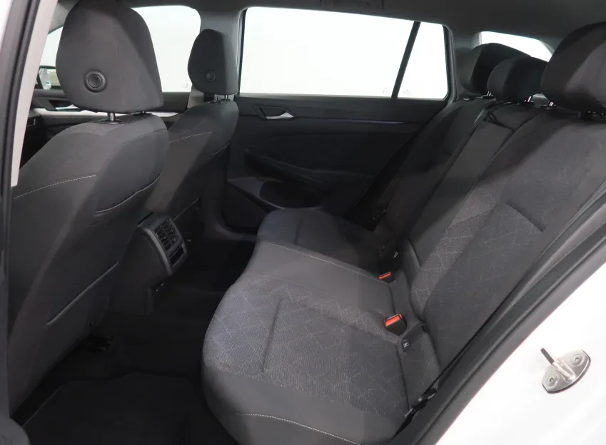 Volkswagen Golf LIFE VARIANT 1,5TSI 96KW LED ACC KAMERA