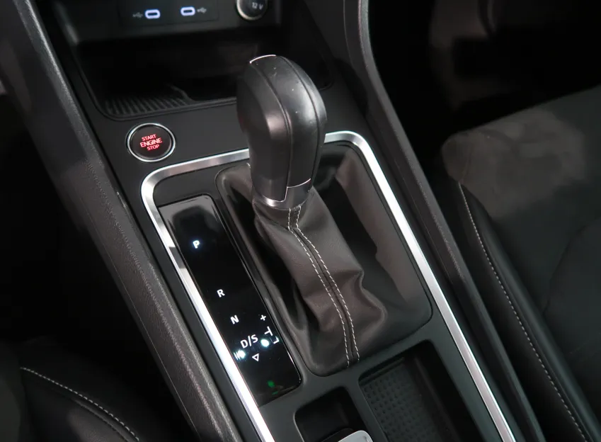 SEAT Ateca 2.0TDI 110KW TAŽNÉ NAVI