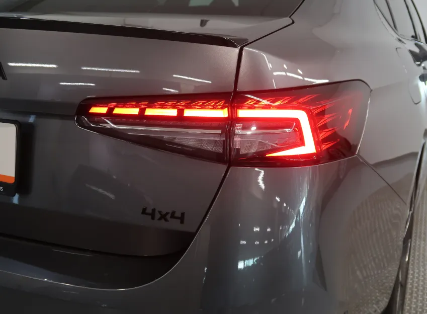 Škoda Superb SPORTLINE 2.0TDI 142KW 4x4 DSG WEBASTO TAŽNÉ CANTO