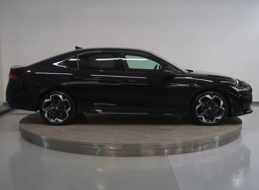 Škoda Superb SPORTLINE 2.0TDI 110KW DSG WEBASTO TAŽNÉ CANTON