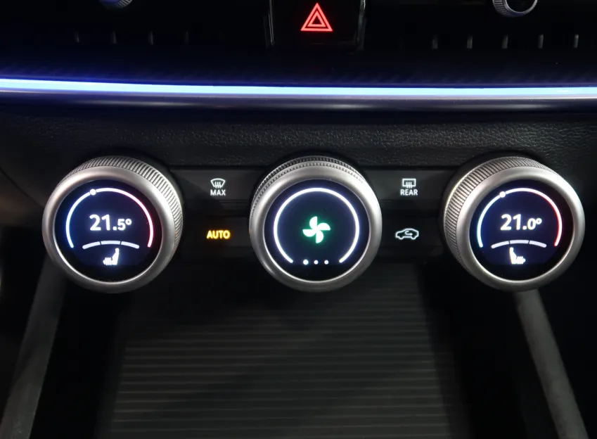 Škoda Superb SPORTLINE 2.0TDI 110KW DSG WEBASTO TAŽNÉ CANTON