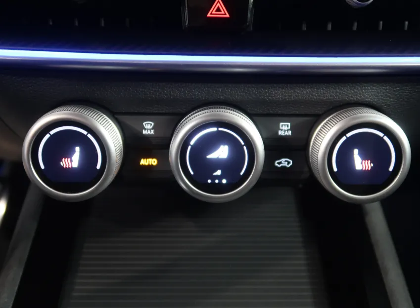 Škoda Superb SPORTLINE 2.0TDI 110KW DSG WEBASTO TAŽNÉ CANTON