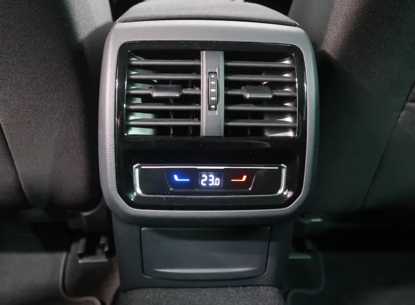Volkswagen Passat BUSINESS PREMIUM 2.0TDI 110KW TAŽNÉ NAVI